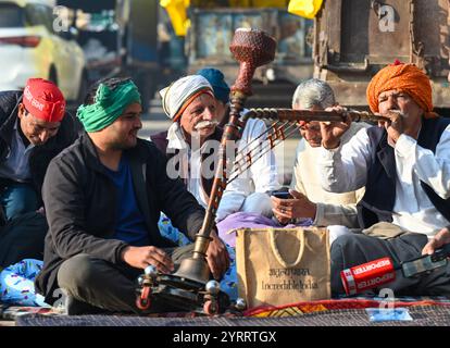 Inde. 03 décembre 2024. NOIDA, INDE - 3 DÉCEMBRE : des agriculteurs de Samyukta Kisan Morcha, Uttar Pradesh, manifestent devant le Mémorial national des Dalits (parc d'Ambedkar) pour réclamer une indemnisation appropriée pour les terres acquises le 3 décembre 2024 à Noida, en Inde. (Photo de Sunil Ghosh/Hindustan Times/Sipa USA) crédit : Sipa USA/Alamy Live News Banque D'Images