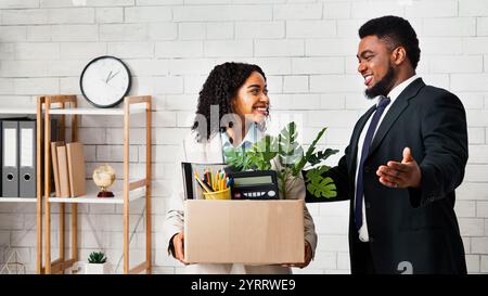 Premier jour au bureau. Un homme d'affaires afro-américain accueille une nouvelle employée féminine dans son équipe au bureau Banque D'Images