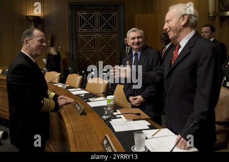 Le président des chefs d'état-major interarmées de la Marine l'amiral Mullen salue sens. Reed et Lieberman. Banque D'Images