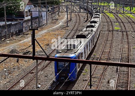 RIO DE JANEIRO, BRÉSIL - 26 novembre 2024 : train urbain dans le district de Maracanã à Rio de Janeiro, Brésil Banque D'Images