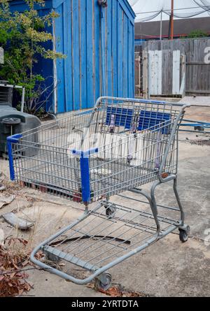 Vieux chariot métallique abandonné à côté d'une décharge urbaine abandonnée. Photo prise à Houston Texas Banque D'Images