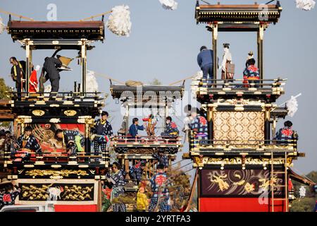 Préparation pour le flotteur de nuit devant le château d'Inuyama Banque D'Images