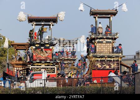 Préparation pour le flotteur de nuit devant le château d'Inuyama Banque D'Images