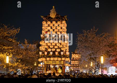 Défilé nocturne du festival Shingaku le long de la rue Honmachi Banque D'Images