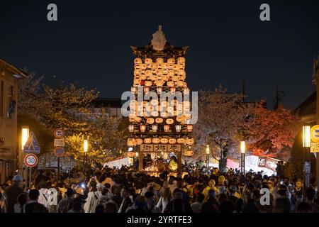 Défilé nocturne du festival Shingaku le long de la rue Honmachi Banque D'Images