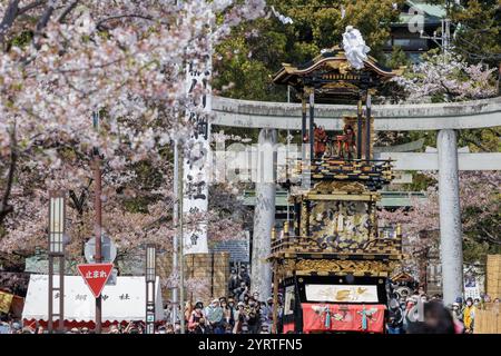 Festival d'Inuyama et Yama avec des cerisiers en fleurs Banque D'Images