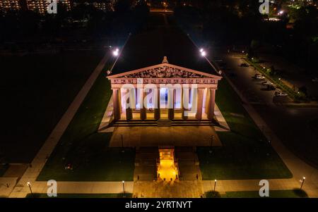 18 JUILLET 2022, PARTHENON, NASHVILLE, TN., USA - drone vue la nuit de réplique du Parthénon grec est dans le centre-ville de Nashville, TN. Banque D'Images