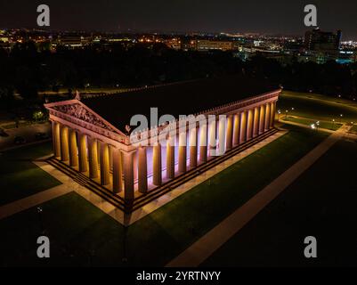 18 JUILLET 2022, PARTHENON, NASHVILLE, TN., USA - drone vue la nuit de réplique du Parthénon grec est dans le centre-ville de Nashville, TN. Banque D'Images