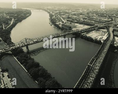 Vue aérienne des ponts suspendus et du pont James Roebling traversant la rivière Ohio de Covington Kentucky à Cincinnati Ohio Banque D'Images