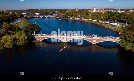 10/22/22 CAMBRIDGE, BOSTON, ma., USA - vue aérienne de 'Head of the Charles' - concours annuel d'aviron sur la rivière Charles à Harvard devant Weeks Bridge Banque D'Images
