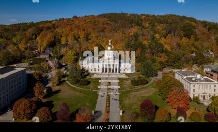 OCTOBRE 2022, Montpielier, VT, USA - vue aérienne du Capitole de l'État du Vermont en couleur automne Banque D'Images