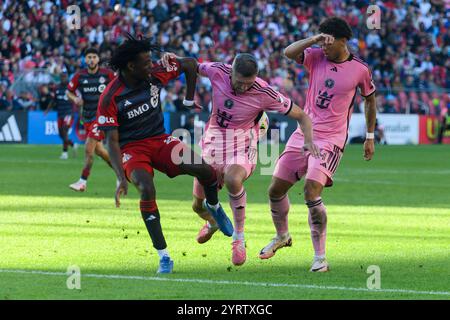Toronto, ON, Canada - 5 octobre 2024 : Serhiy Kryvtsov #27 défenseur de l'Inter Miami FC tente de bouger pendant le match de saison régulière de la MLS 2024 betwe Banque D'Images