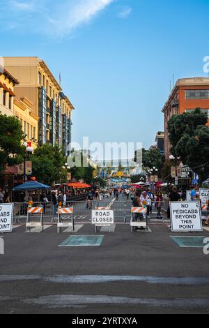 Fifth Avenue au centre-ville de San Diego fermé pour un événement spécial. Banque D'Images