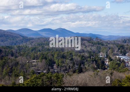 Une vue imprenable sur la petite ville de Highlands et la montagne Appalachian au-delà sous Sunset Rock. Highlands Cashiers Land Trust, Caroline du Nord Banque D'Images