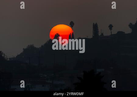 Los Angeles, Californie, États-Unis. 4 décembre 2024. Un coucher de soleil est vu derrière une colline à Los Angeles le mercredi 4 décembre 2024. (Crédit image : © Ringo Chiu/ZUMA Press Wire) USAGE ÉDITORIAL SEULEMENT! Non destiné à UN USAGE commercial ! Banque D'Images