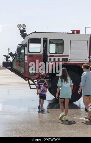 Les enfants visitent le pompier de la NSA Souda Bay (8611824). Banque D'Images