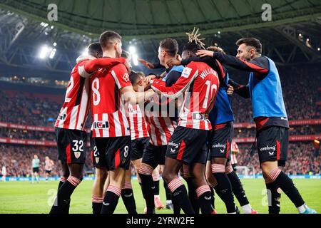 Bilbao, Espagne. 04th Dec, 2024. Joueurs de l'Athletic Club vu célébrer après le but marqué par Alex Berenguer pendant LaLiga EA match de SPORT entre l'Athletic Club et le Real Madrid FC à l'Estadio de San Mames. Score final Athletic Club 2:1 Real Madrid FC crédit : SOPA images Limited/Alamy Live News Banque D'Images