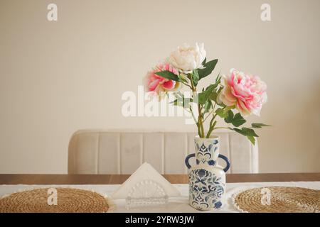 Un arrangement floral incroyablement élégant exposé dans un vase bleu et blanc Banque D'Images