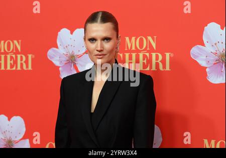 Munich, Allemagne. 04th Dec, 2024. Toni Garrn vient au palais de Nymphenburg pour la journée de mon-Cheri-Barbara. Crédit : Felix Hörhager/dpa/Alamy Live News Banque D'Images