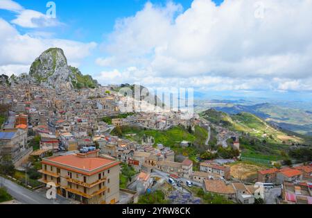 Vue sur le village de Caltabellotta, vue à angle élevé, Caltabellotta, district d'Agrigente, Sicile, Italie Banque D'Images