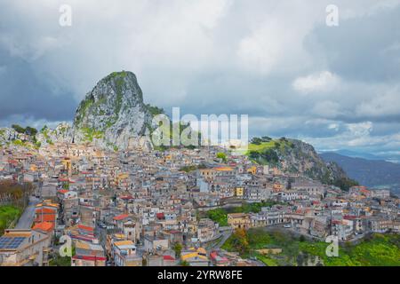 Village de montagne de Caltabellotta, vue en angle, Caltabellotta, district d'Agrigente, Sicile, Italie Banque D'Images