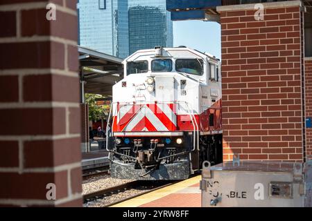 Le train arrive à Dallas, reliant les navetteurs au Texas Banque D'Images