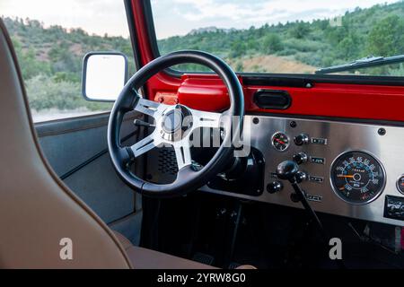 Intérieur classique Jeep CJ-5 avec une toile de fond pittoresque dans la lumière de fin d'après-midi Banque D'Images