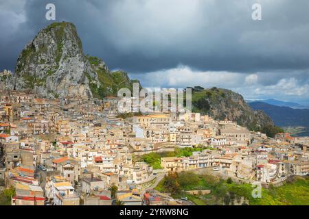 Vue sur le village de Caltabellotta, vue à angle élevé, Caltabellotta, district d'Agrigente, Sicile, Italie Banque D'Images