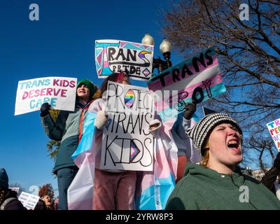 Washington, District de Columbia, États-Unis. 4 décembre 2024. Les jeunes transgenres et leurs alliés se rassemblent devant la Cour suprême des États-Unis lorsqu'elle a entendu des arguments oraux sur la question de savoir si le Tennessee peut interdire les bloqueurs de la puberté et l'hormonothérapie pour les adolescents transgenres. La question clé dans l'affaire United States v. Skremetti est de savoir si l'interdiction des soins de santé pour un groupe viole la 14e clause de amendmentÃs sur l'égalité de protection. Actuellement, 26 états ont adopté de telles lois. (Crédit image : © Sue Dorfman/ZUMA Press Wire) USAGE ÉDITORIAL SEULEMENT! Non destiné à UN USAGE commercial ! Banque D'Images