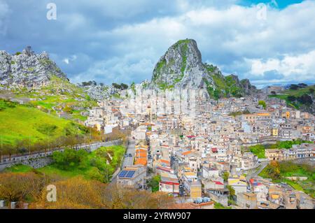Village de montagne de Caltabellotta, vue en angle, Caltabellotta, district d'Agrigente, Sicile, Italie Banque D'Images