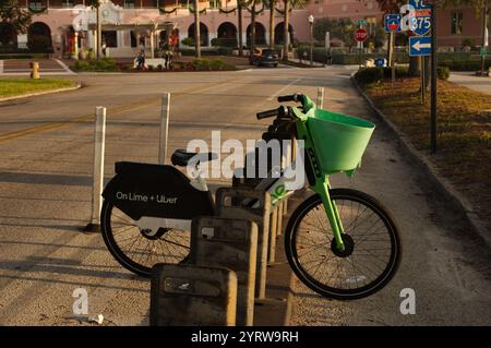 Usage éditorial exclusif, obtenu Petersburg, Florida, USA, novembre 28, 2024, Lime Shared E-Bike Program s'associe à City pour les vélos électriques de l'industrie de la micro mobilité Banque D'Images