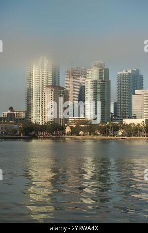 View SW Across Vinoy Yacht Basin Marina à Petersburg, FL. Tôt le matin, le brouillard léger se soulève par jour ensoleillé avec des reflets. Bateaux et bâtiments Banque D'Images