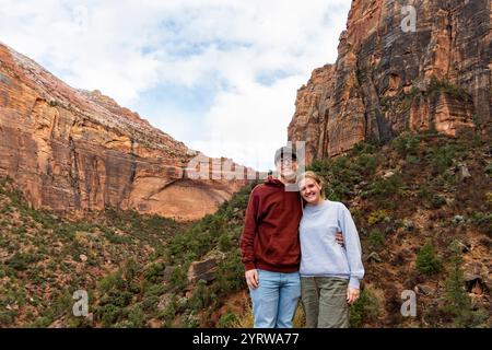 Couple profitant d'un moment serein dans la beauté du parc national de Zion Banque D'Images