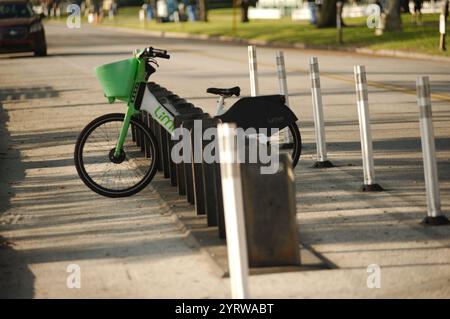 Usage éditorial exclusif, obtenu Petersburg, Florida, USA, novembre 28, 2024, Lime Shared E-Bike Program s'associe à City pour les vélos électriques de l'industrie de la micro mobilité Banque D'Images