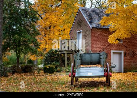 Véhicule de wagon en bois antique entouré d'arbres et de feuilles colorés de feuillage d'automne. Photo prise à Nashville Tennessee pendant la saison d'automne Banque D'Images