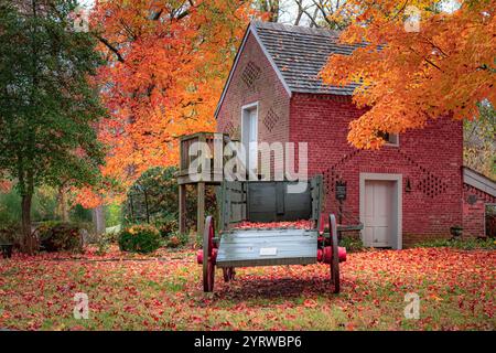 Véhicule de wagon en bois antique entouré d'arbres et de feuilles colorés de feuillage d'automne. Photo prise à Nashville Tennessee pendant la saison d'automne Banque D'Images