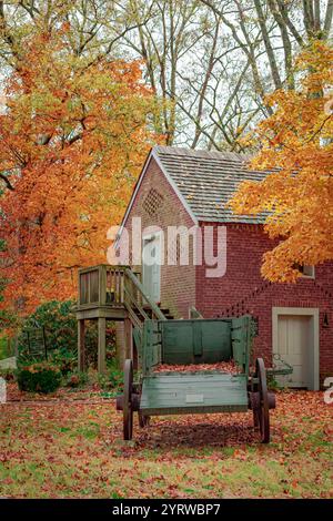 Véhicule de wagon en bois antique entouré d'arbres et de feuilles colorés de feuillage d'automne. Photo prise à Nashville Tennessee pendant la saison d'automne Banque D'Images