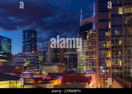 Vue sur les bâtiments du centre-ville de Nashville le long de la rivière Cumberland. Photo prise à Nashville Tennessee pendant la soirée Blue Hour Banque D'Images