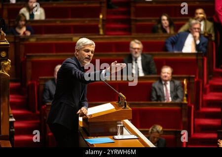 Paris, France, 04/12/2024, Laurent Wauquiez, président du groupe droite Républicaine, intervient lors de la discussion de la motion de censure à l'Assemblée nationale. L'Assemblée nationale française a adopté une motion de censure contre le premier ministre Michel Barnier, le destituant après seulement trois mois de mandat. La motion a été soutenue par la coalition de gauche Nouveau Front populaire et le parti d'extrême droite rassemblement National, obtenant 331 voix pour. Cela marque un changement politique significatif alors que l'Assemblée évince le chef du gouvernement. Banque D'Images