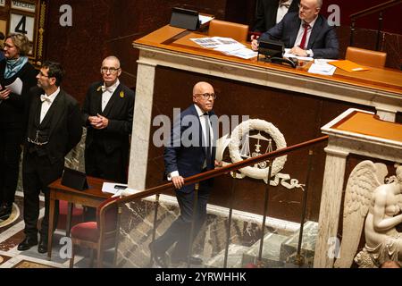 Paris, France, 04/12/2024, Éric Ciotti, président du groupe UDR, ancien groupe de droite, intervient lors de la discussion de la motion de censure à l'Assemblée nationale. L'Assemblée nationale française a adopté une motion de censure contre le premier ministre Michel Barnier, le destituant après seulement trois mois de mandat. La motion a été soutenue par la coalition de gauche Nouveau Front populaire et le parti d'extrême droite rassemblement National, obtenant 331 voix pour. Cela marque un changement politique significatif alors que l'Assemblée évince le chef du gouvernement. Banque D'Images