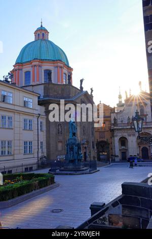 Église François d'assise (Kostel svateho Frantiska z Assisi) près du pont Charles à Prague Tchèque (Praha, Tchéquie) Banque D'Images