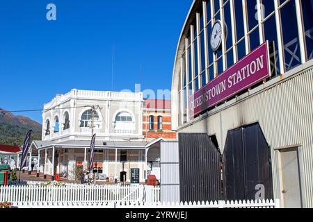 Gare de Queenstown et Empire Hotel Banque D'Images