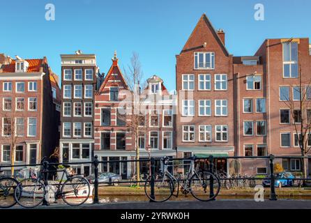 Vélos et bateaux le long du bâtiment bordé de canaux à Amsterdam. Photo prise pendant la journée à Amsterdam pays-Bas Banque D'Images