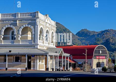 L'Empire Hotel et la gare de Queenstown Banque D'Images