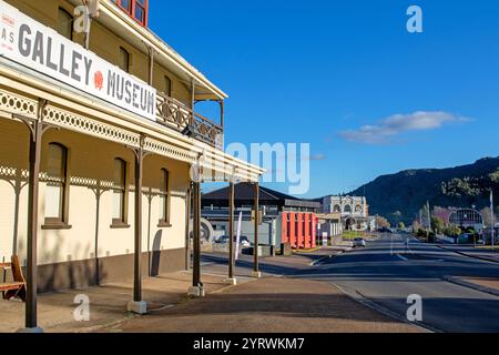 Le Galley Museum, avec une vue sur la route de l'Empire Hotel et de la gare de Queenstown Banque D'Images