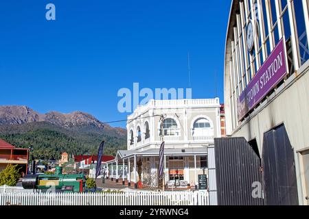 Vue depuis la gare de Queenstown le long de la rue principale de la ville (Orr Street) Banque D'Images