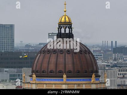 Berlin, Allemagne. 04th Dec, 2024. La tour du Forum Humboldt avec bannière. Crédit : Jens Kalaene/dpa/Alamy Live News Banque D'Images