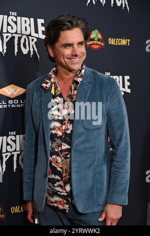 Los Angeles, CA États-Unis - 4 décembre 2024 : John Stamos assiste à la première du film The invisible Raptor. Banque D'Images