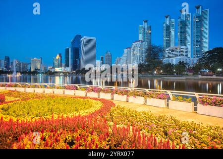 Vue depuis le jardin du parc Benchakitti vers Asok à Bangkok, Thaïlande. Banque D'Images