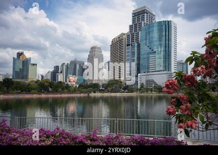 Vue depuis le parc Benchakitti vers Asok à Bangkok, Thaïlande. Banque D'Images